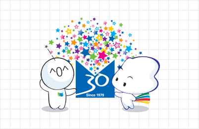 기본캐릭터 응용형으로 왼쪽에 드리미 오른쪽에 이루미가 있고 가운데 제일대학교 30주년을 기념하는 이미지가 있습니다.